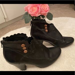 Like New! 🖤 Miz Mooz black leather ankle booties